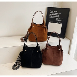 Elegantes bolsos tipo cubo en marrón y negro con correas anchas estampadas y detalles dorados