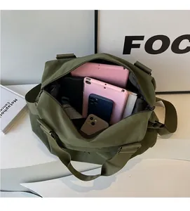Innenansicht der olivgrünen Nylon-Tragetasche mit geräumigen Fächern und Taschen