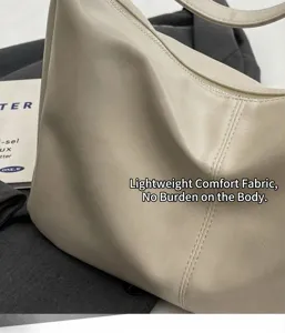 Detailopname van de crèmekleurige imitatieleernerf en de metalen ritssluiting van de shopper