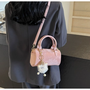 Sac Boston en velours rose avec porte-clés mouton mignon et détails dorés