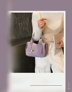 Détail du sac polochon lavande avec pendentif étoile et finition en cuir mat chic