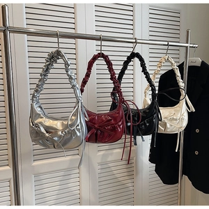 Détails des sacs à main plissés avec nœud papillon en argent, rouge, noir et blanc