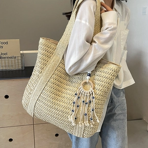 Grand sac cabas en paille tressée avec pompons bohèmes et perle d'œil bleue
