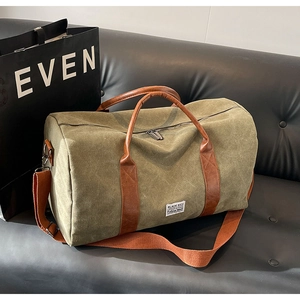 Gros plan d'un sac de voyage en toile vert militaire avec des poignées en cuir
