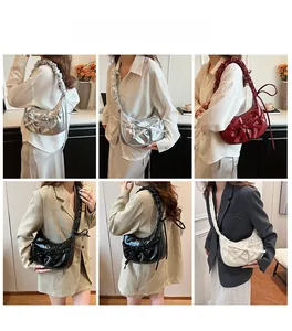 Détail de sacs à bandoulière avec nœud papillon en plusieurs couleurs et texture plissée