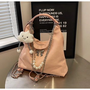 Rosa Hobo-Tasche mit Metallkette, Perlen-Akzenten und einem Plüsch-Wolkenanhänger
