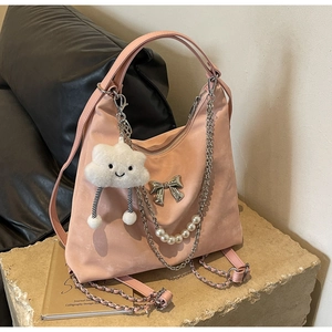 Rosa Hobo-Tasche mit Silberschleife, Perlenkette und weißem Wolkenanhänger