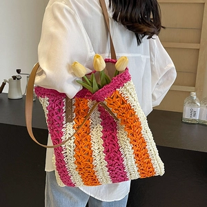 Handgefertigte gewebte Strohtasche mit bunten Streifen und braunen Leder-Schultergurten