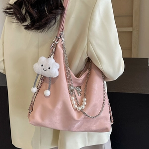 Rosa Hobo-Tasche aus Kunstleder mit Wolken-Plüsch-Anhänger und Metall-Schmetterling-Ketten