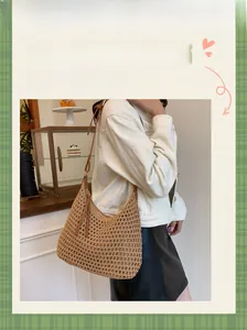Détail d'un sac fourre-tout en maille marron avec bandoulière pour les vacances