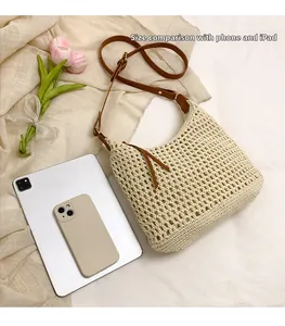 Vue détaillée du sac cabas tissé montrant la capacité avec téléphone et tablette