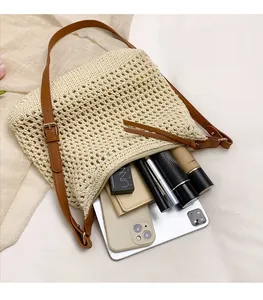 Détail du sac fourre-tout en crochet beige montrant l'intérieur spacieux