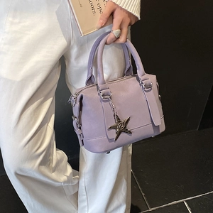 Vue détaillée du sac en cuir lavande avec surface texturée et breloque étoile de mer