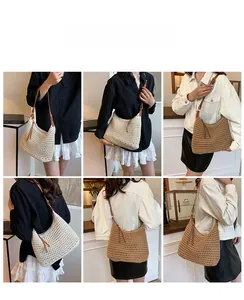 Vue détaillée des sacs fourre-tout tissés beige et marron avec sangle en cuir