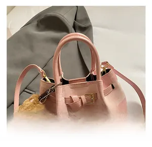 Detail der rosa Canvas-Beuteltasche mit weichem Griff und niedlichem Bären-Anhänger