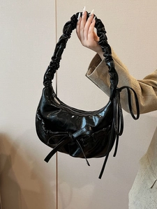 Sac sous le bras noir brillant en forme de lune avec bandoulière plissée et grand nœud