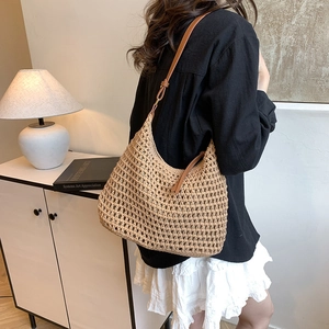 Détail du tissage texturé et de la bandoulière en cuir marron sur ce sac fourre-tout de plage