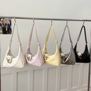 Série de sacs hobo en cinq couleurs en similicuir souple avec des breloques en peluche