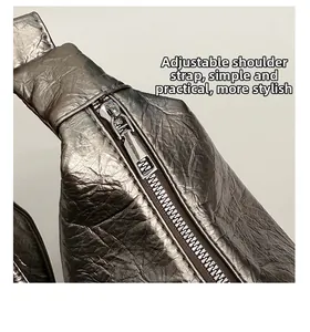 Détail de la bandoulière réglable et texture métallique d'un sac à bandoulière bronze