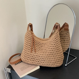 Sac de plage hobo tressé en beige avec poignées en cuir marron et boucles dorées