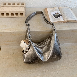Sac à bandoulière argenté métallisé à texture froissée avec breloque mouton en peluche