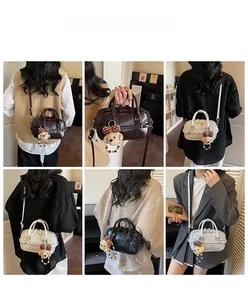 Vue détaillée des sacs oreillers rétro en quatre couleurs avec breloques d'ours mignons