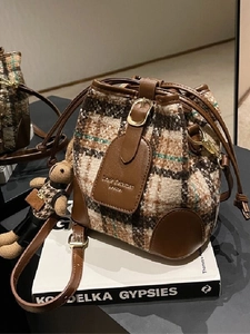 Sac Seau Vintage en Tweed Écossais pour Femmes Sac à Bandoulière Rétro à Carreaux Avec Pendentif Lapin Élégante Sacoche