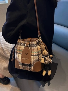 Sac seau à carreaux classique avec finitions en cuir marron et breloque lapin mignon