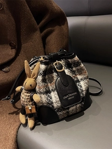 Sac seau classique en tweed à carreaux avec garniture en cuir et breloque lapin sur cuir