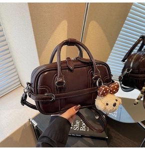 Détails du sac Boston en cuir marron brillant avec boucles et breloque ours en peluche