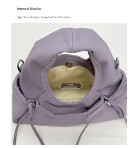 Dettaglio dell'interno della borsa color lavanda con fodera e chiusura magnetica