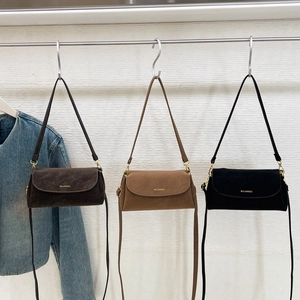 Détails de petits sacs bandoulière en daim de couleur marron, kaki et noir élégants