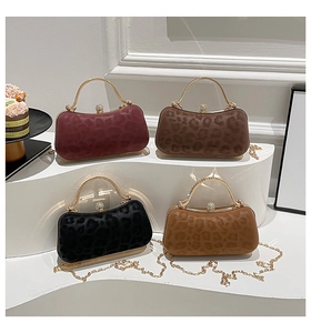 Vue détaillée des sacs de soirée léopard avec poignées dorées et fermoirs diamantés