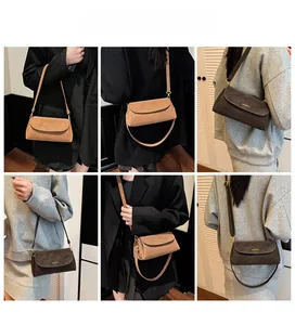 Vues détaillées de sacs bandoulière en daim marron montrant différents styles de portée