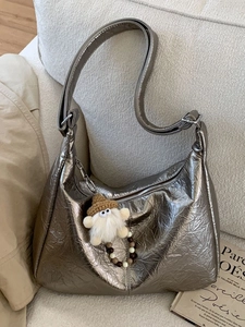 Sac à Épaule Femme Décontracté en Cuir PU Froissé Grande Capacité Sac Hobo Plissé Sac Sous le Bras Mode Avec Pendentif en Peluche