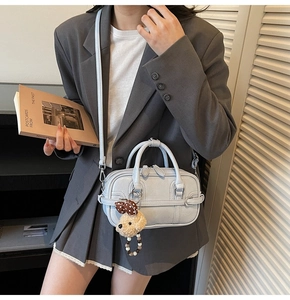 Détail du mini sac bleu clair avec pendentif ours en peluche et bandoulière