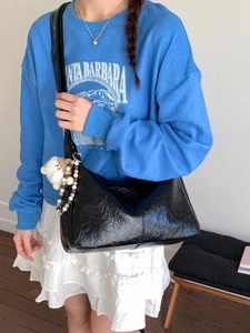 Sac à épaule plissé noir brillant à la mode avec pendentif mouton pour femme