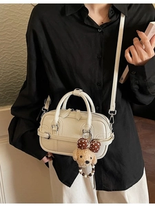 Sac polochon rétro blanc crème avec breloque caniche et bandoulière réglable pour femme