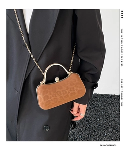 Détail de sac de soirée léopard avec poignée dorée sertie de diamants et chaîne