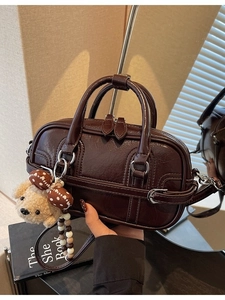 Sac Boston vintage marron foncé avec charm d'ours et bandoulière amovible