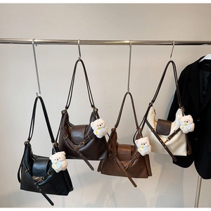 Sacs à main demi-lune en quatre couleurs avec pendentifs ours en peluche