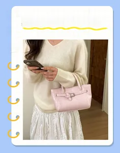 Gros plan du sac à main rose en cuir verni brillant avec boucle de ceinture et design chic