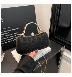 Détail du sac de soirée léopard avec poignée en métal doré et fermoir en strass