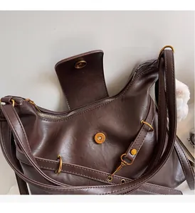 Détail du sac cabas marron chocolat avec ferrures dorées et fermeture éclair de sécurité