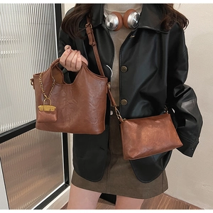 Vue détaillée de l'ensemble de sacs en cuir vintage marron avec pendentif chaîne dorée élégant