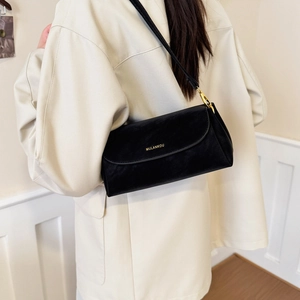 Détail du sac bandoulière en cuir noir mat avec logo doré et boucle métallique