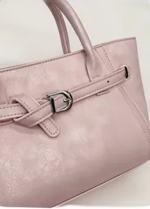 Détail du sac à main en cuir PU rose montrant la texture fine et la boucle argentée