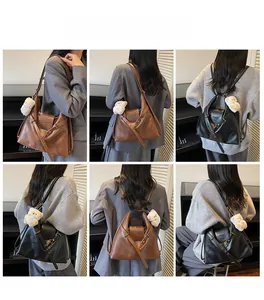 Détails de sacs fourre-tout polyvalents noirs et marrons avec charmant pendentif ours