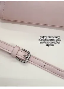 Détail de la bandoulière réglable en cuir avec boucle argentée sur sac à main rose