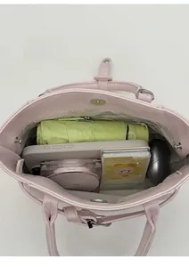 Vue de dessus du sac à main rose montrant l'intérieur spacieux et les compartiments de rangement